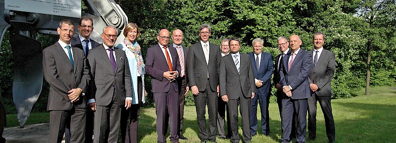 Zufriedene Gesichter: (von links nach rechts) Lars Kulik, Reinhard van Vlodrop, Helmut Etschenberg, Kerstin Abraham, Andreas Fries, Herbert Küpper, Marcel Philipp, Ulrich Reuter, Guido Schöddert, Wolfgang Spelthahn, Dirk Ermlich, Pierre Vincent, Wilfried Kohl