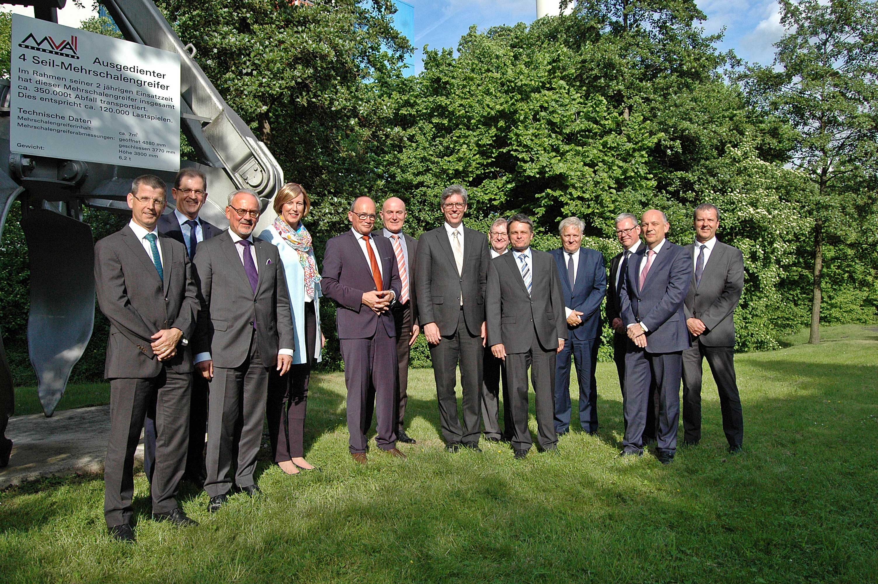 Zufriedene Gesichter: (von links nach rechts) Lars Kulik, Reinhard van Vlodrop, Helmut Etschenberg, Kerstin Abraham, Andreas Fries, Herbert Küpper, Marcel Philipp, Ulrich Reuter, Guido Schöddert, Wolfgang Spelthahn, Dirk Ermlich, Pierre Vincent, Wilfried Kohl