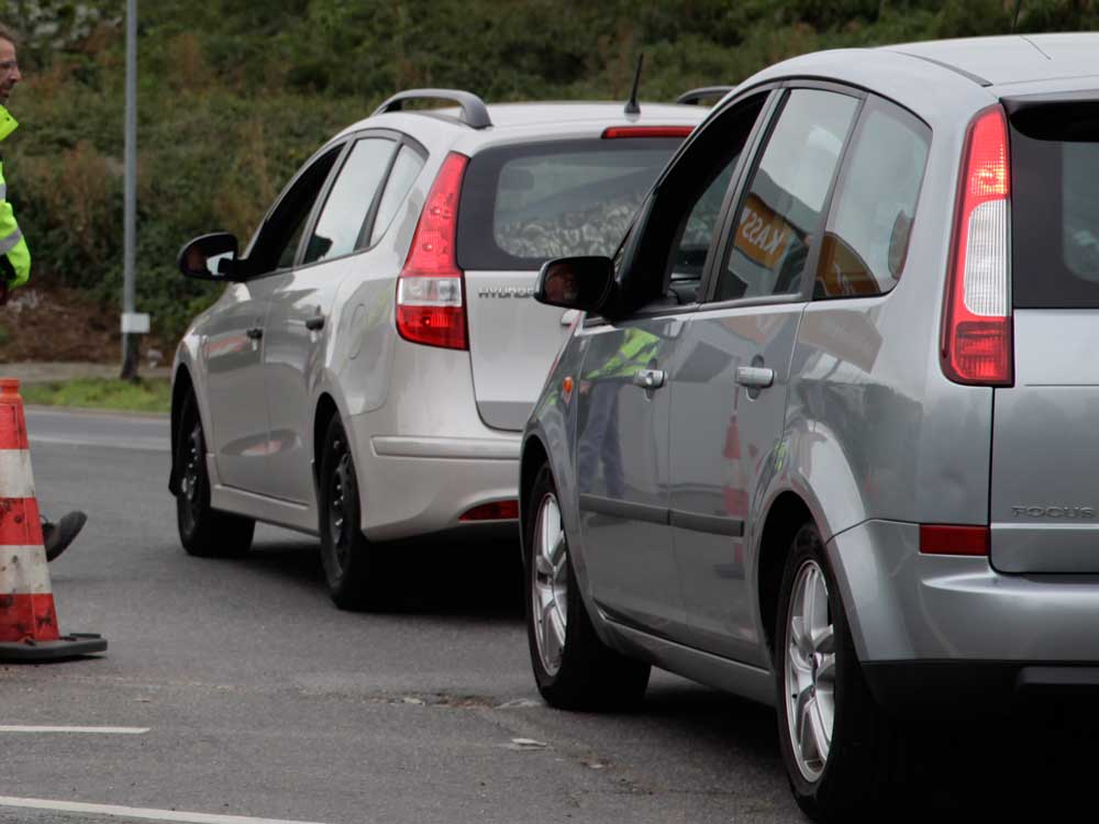 Autoschlange vor der Kasse