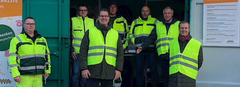 Interimsgeschäftsführer der AWA, Dirk Hanke (vorne Mitte) und Geschäftsführer des ZEW, Wilfried Kohl (vorne rechts) freuen sich mit ihren Kollegen über die neue Wunderkiste am Standort Entsorgungszentrum Rurbenden